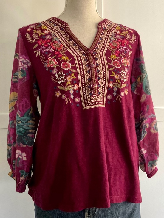 Sundance Tops - SUNDANCE  EMBROIDERED BERRY  MEDIUM KNIT TOP FLORAL PRINT SLEEVES SZ  M  NICE